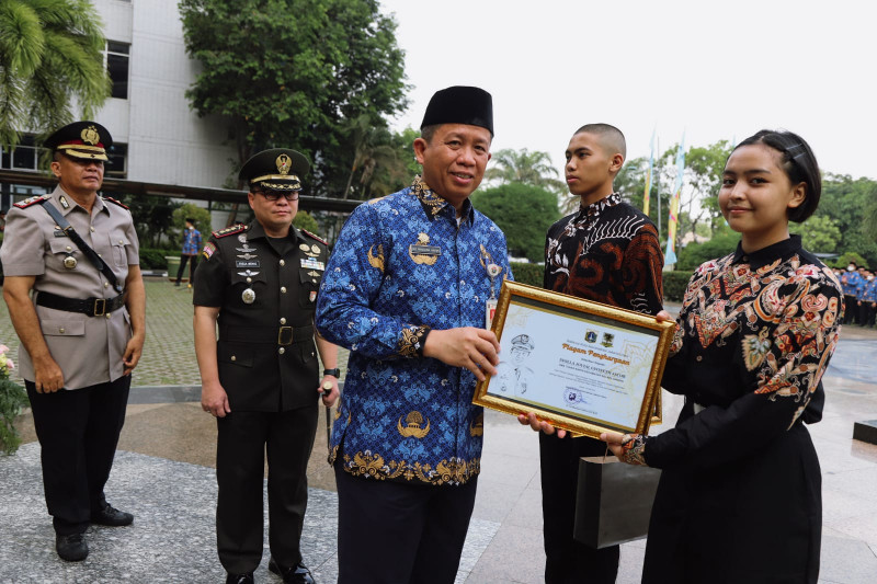 Media Budaya Indonesia Walikota Jakut Berikan Piagam Penghargaan