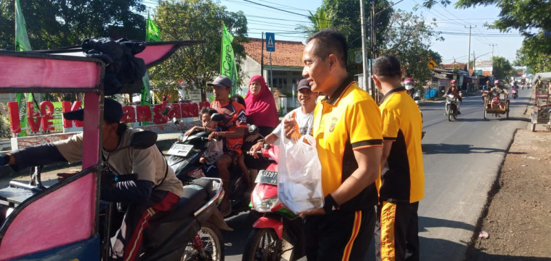 Media Budaya Indonesia Tukang Becak Dan Pedagang Kecil Dapat Nasi