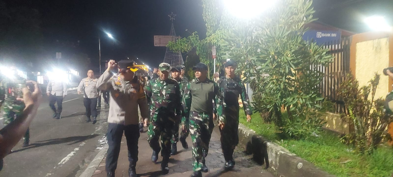 Ciptakan Rasa Aman Serta Perkokoh Rasa Toleransi, Personel Kodim 1710/Mimika Laksanakan Pengamanan Ibadah Natal