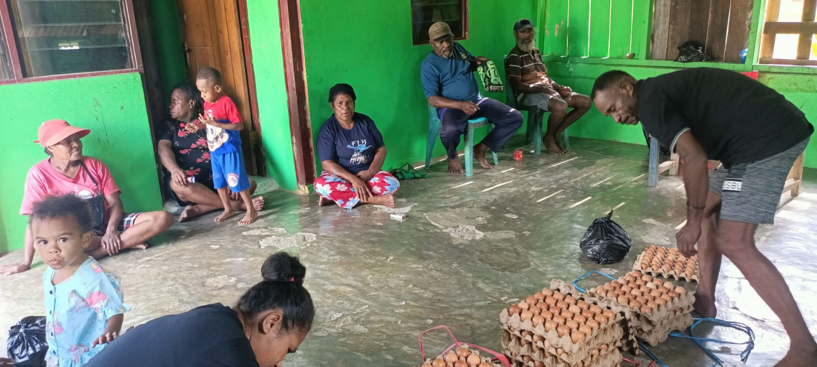 Sembako Untuk Warga, Kepala Suku Besar Senggi Matias Mangu Ajak Warga Kecam Pembunuhan Warga Sipil di Yahukimo