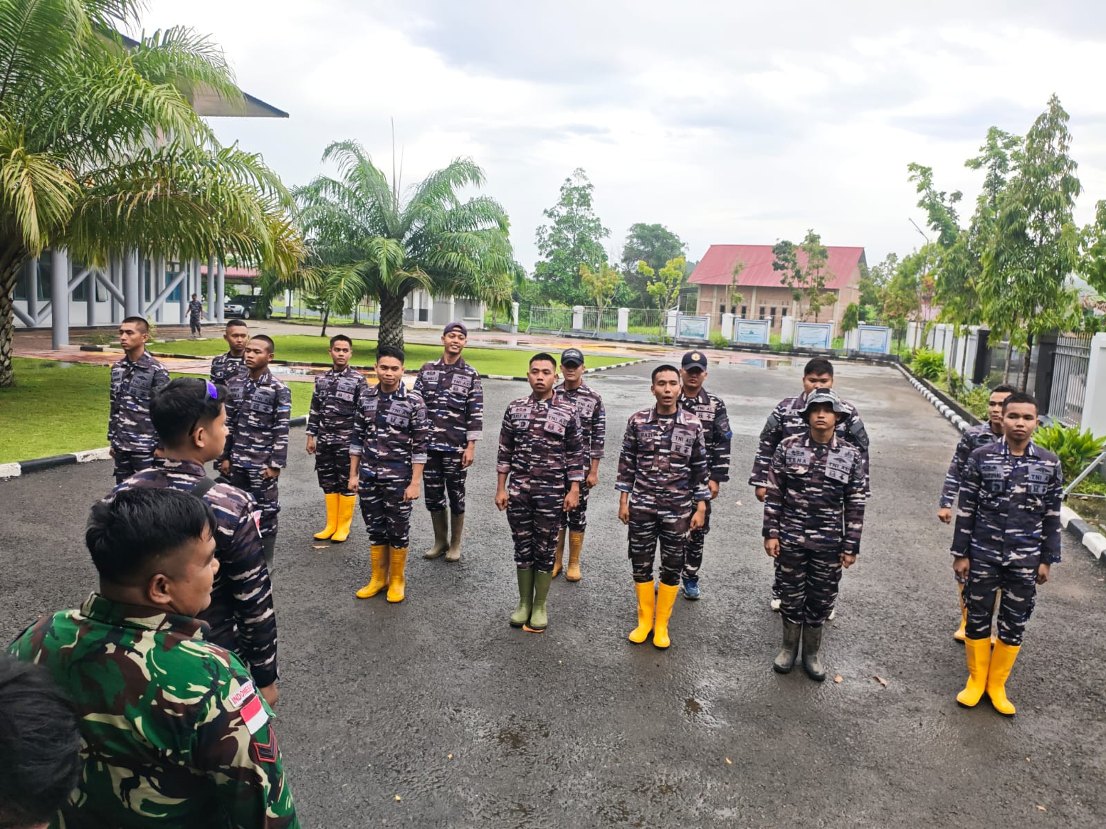 Pangkalan TNI AL Nias Gerak Cepat Bantu Warga Terdampak Banjir di Teluk Dalam Nias Selatan
