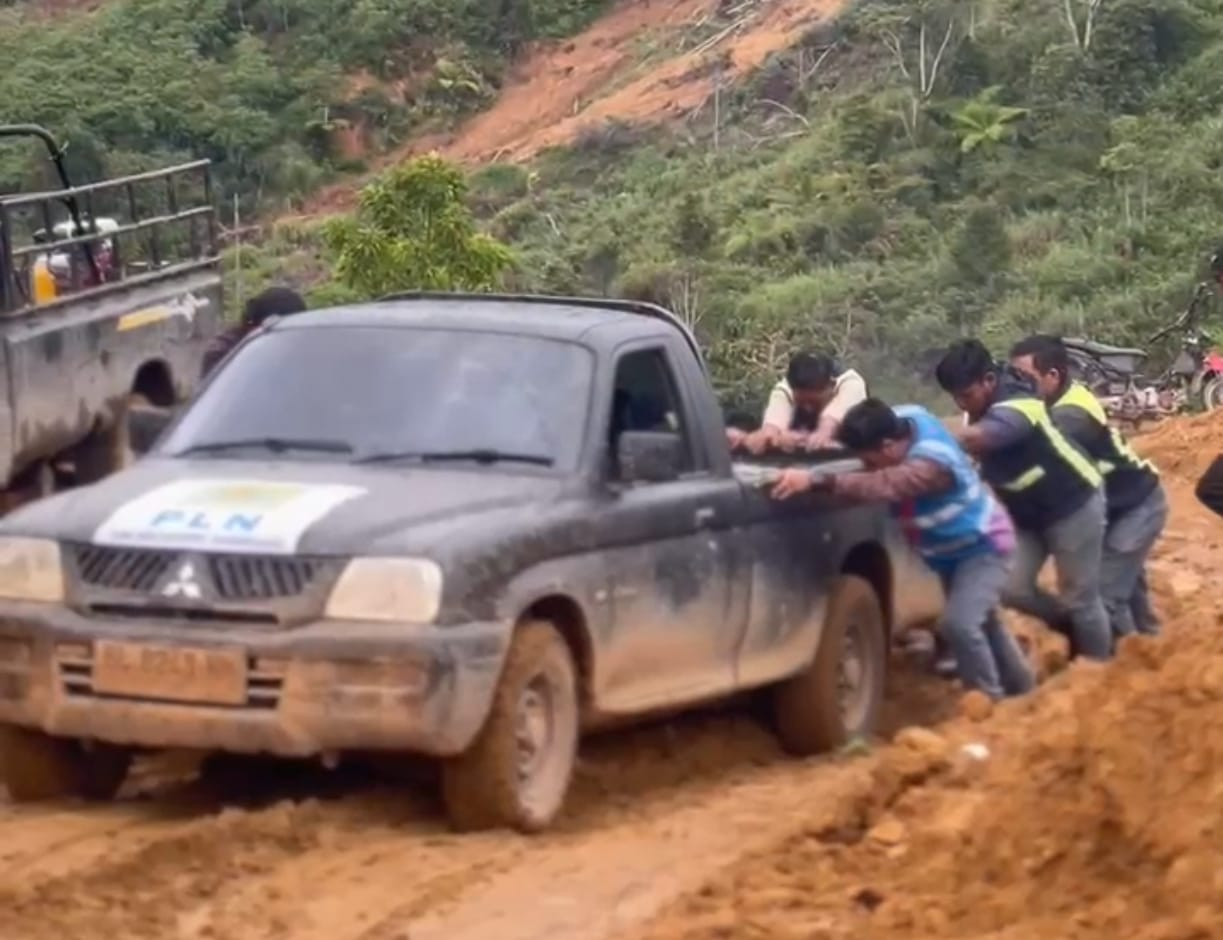 Momen Gotong Royong Petugas dan Warga Aceh Tengah Tarik Truk Pembawa Material Listrik