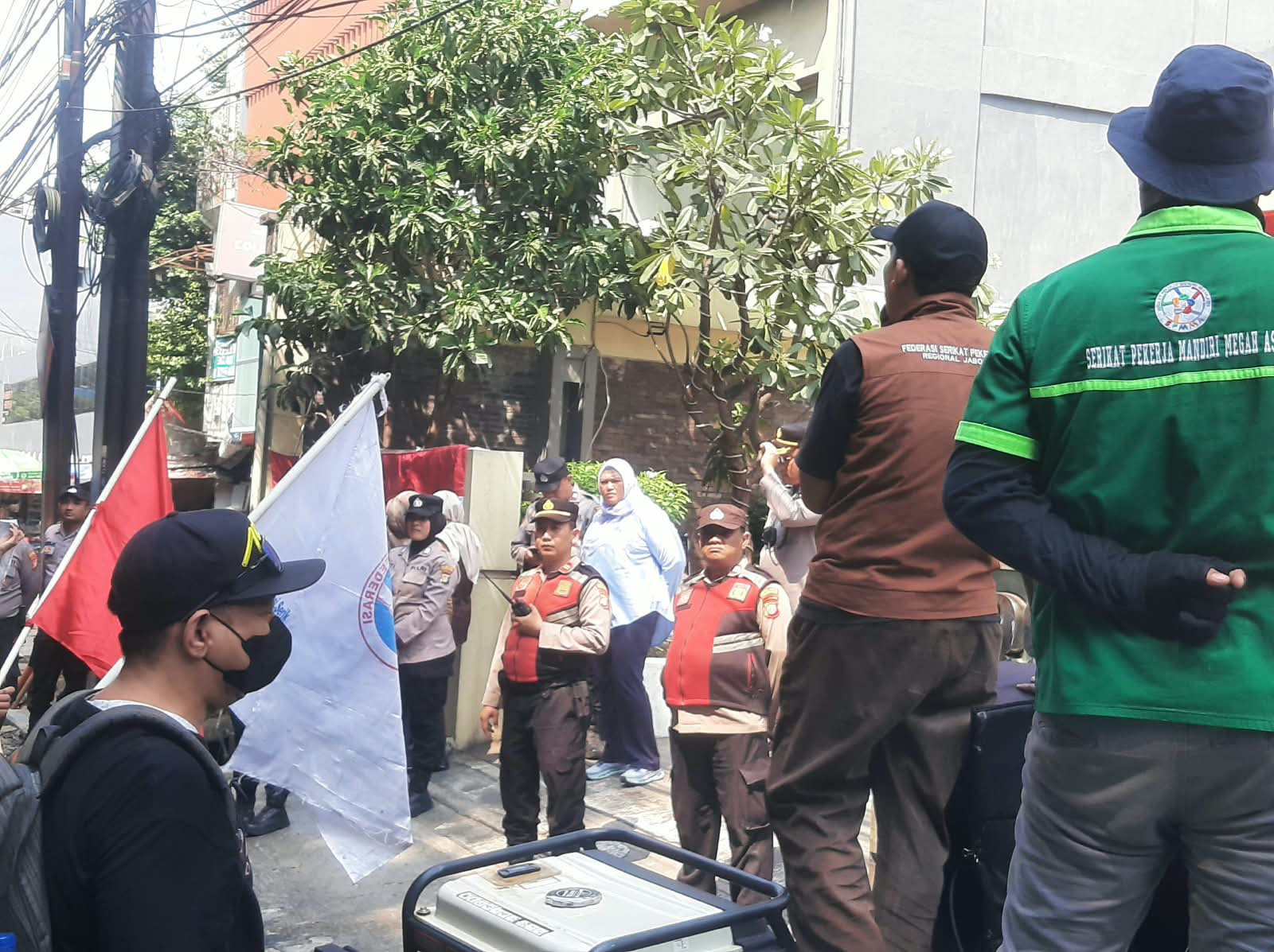Polisi Kawal Aksi Buruh di Hotel Grand Asia Penjaringan, Mediasi Berlangsung hingga Sore Hari