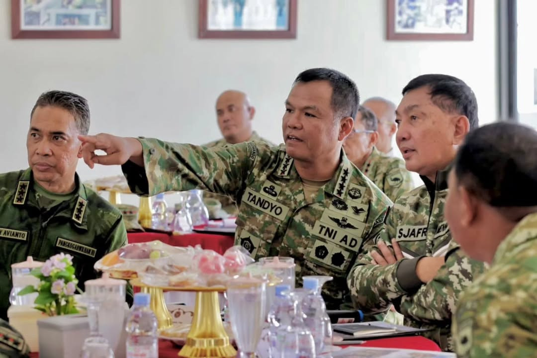 Wapang TNI Dampingi Menhan RI Tinjau Yonif TP 808/Mbaham Matta di Papua Barat
