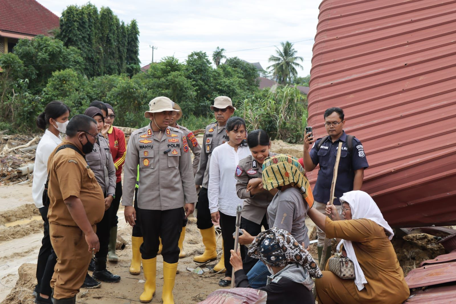 Polwan Polres Tapteng Selamatkan Tetangga Saat Longsor, Meski Rumahnya Ikut Hancur