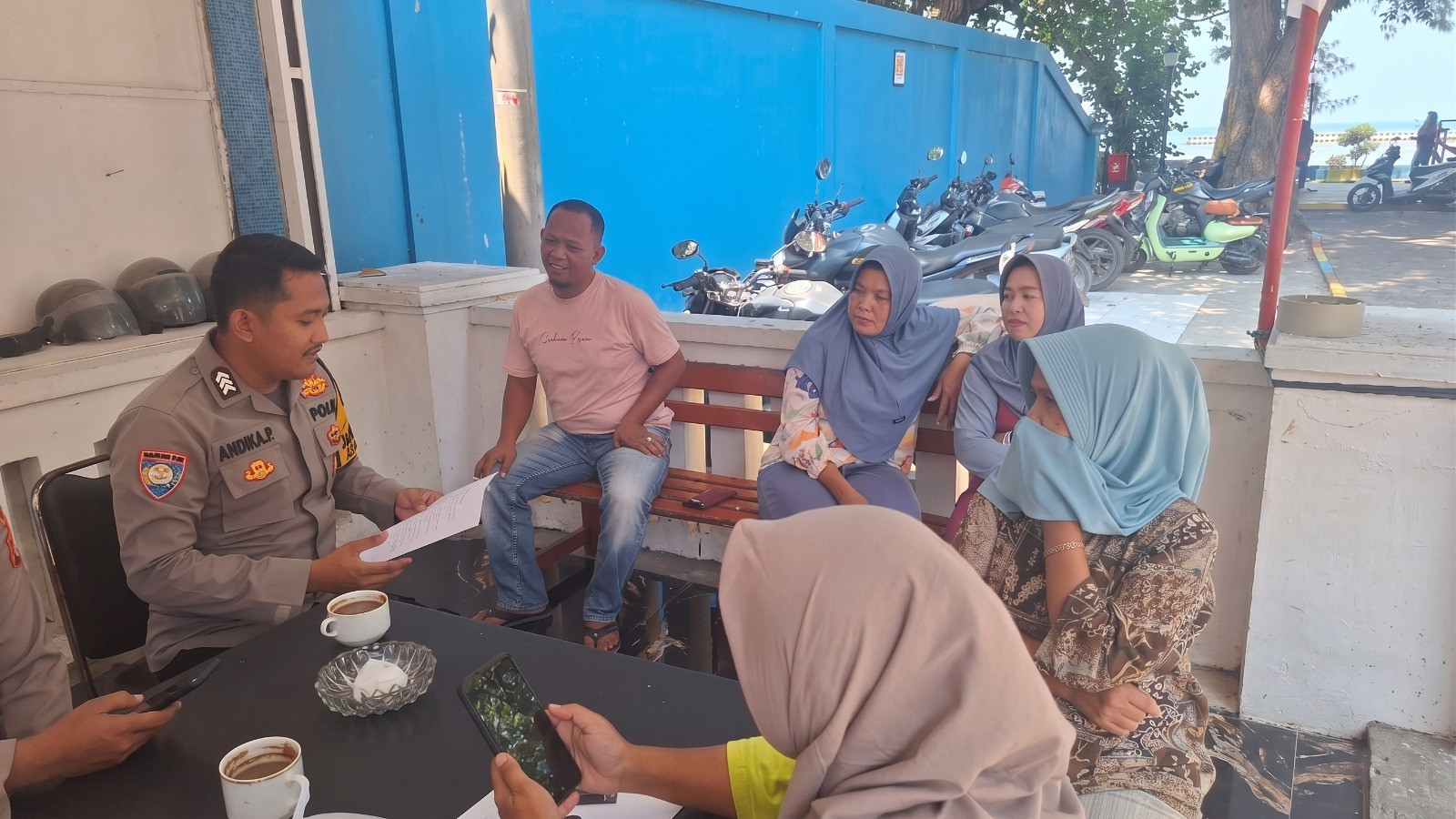Jaga Jakarta di Pulau Tidung, Bhabinkamtibmas Sosialisasikan Layanan Polisi 110 Gratis 24 Jam