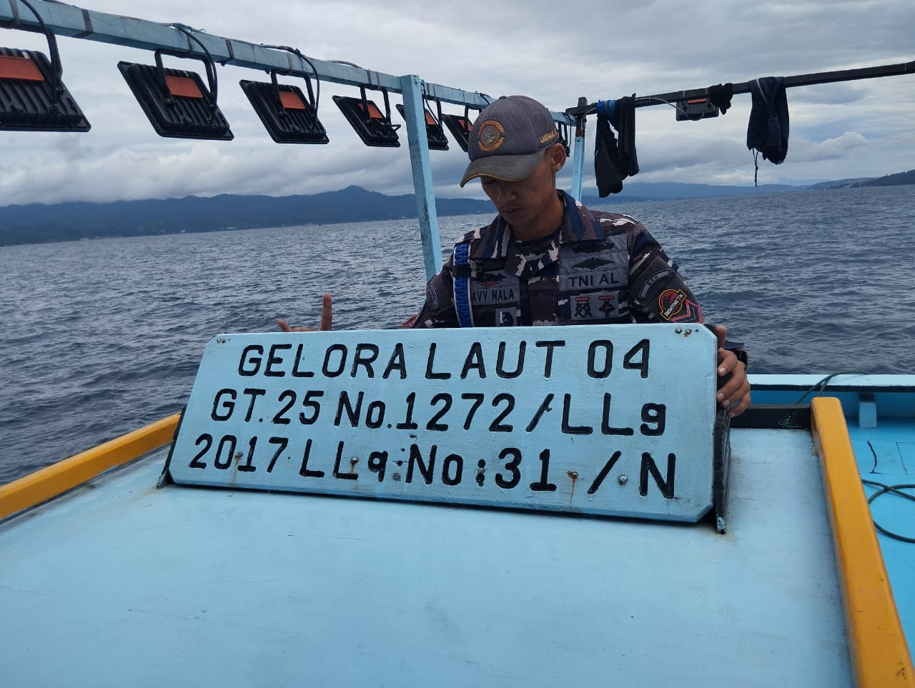 Kapal Angkatan Laut Panana III-9-13 Evakuasi KMN Gelora Laut 04 Saat Alami Kerusakan Mesin di Tengah Laut