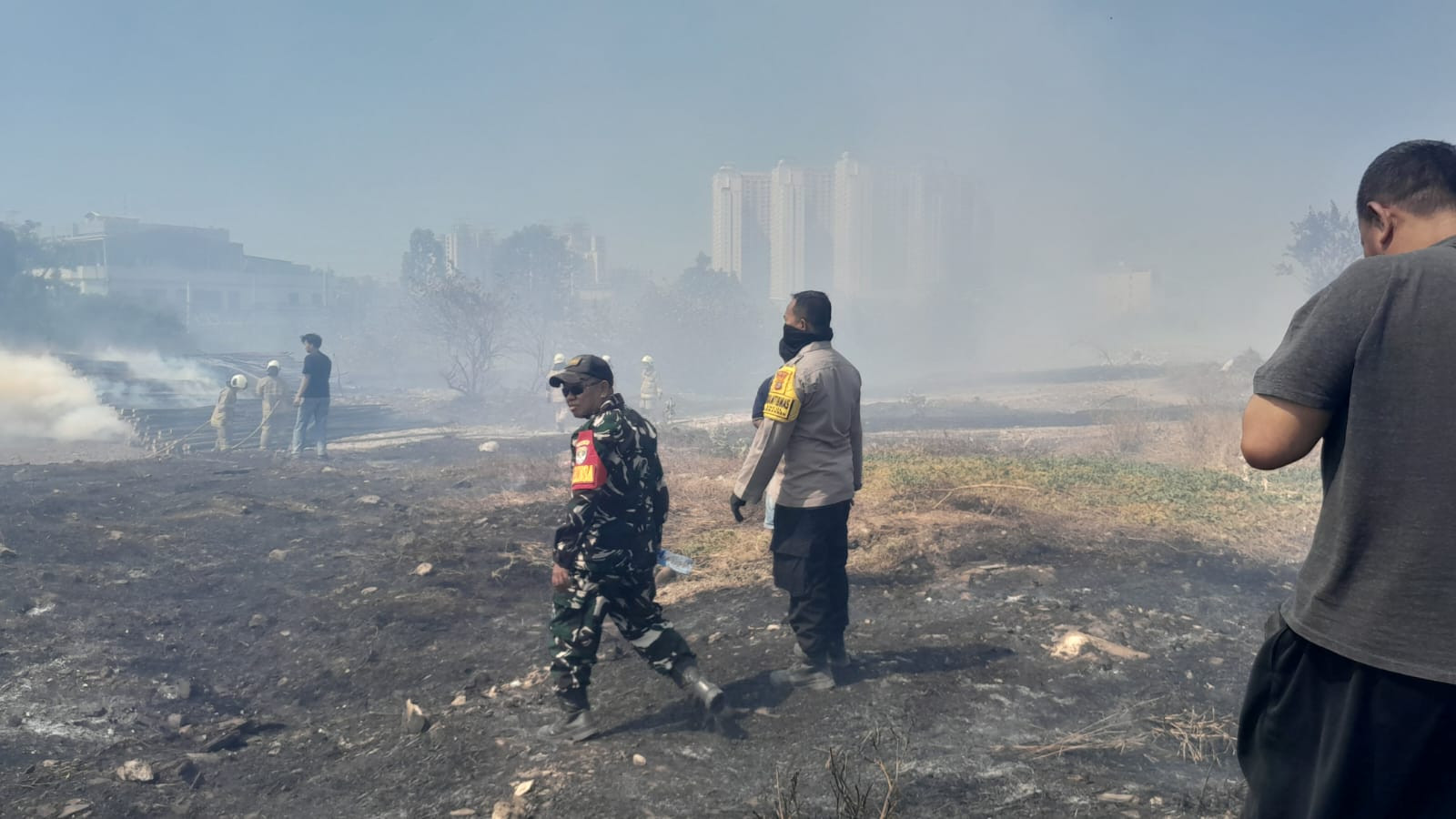 Kodim 0502/JU Turunkan Personel dan Water Tank Bantu Padamkan Kebakaran Lahan di Mangga Dua