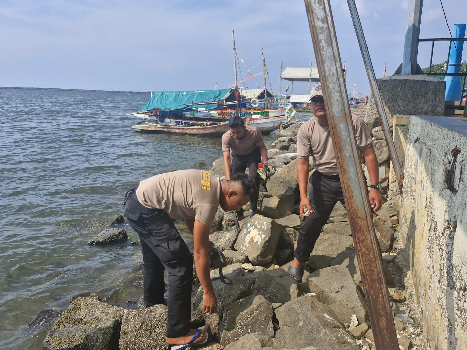 Satpolairud Polres Kepulauan Seribu Gelar Aksi Bersih Pantai di Marina Ancol