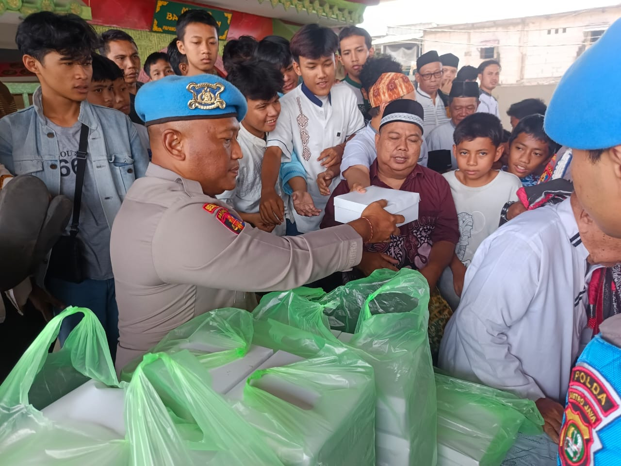 Jumat Peduli, Sipropam Polres Metro Jakarta Utara Bagikan 200 Nasi Kotak kepada Jemaah di Masjid Babah Alun