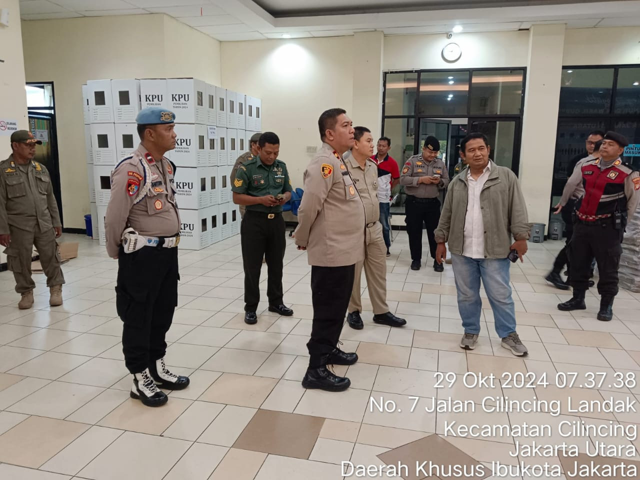 Polsek Cilincing Bersama Unsur Tiga Pilar Pengecekan Gudang Logistik PPK Cilincing dan Posko Pilkada 2024 di Kecamatan Cilincing