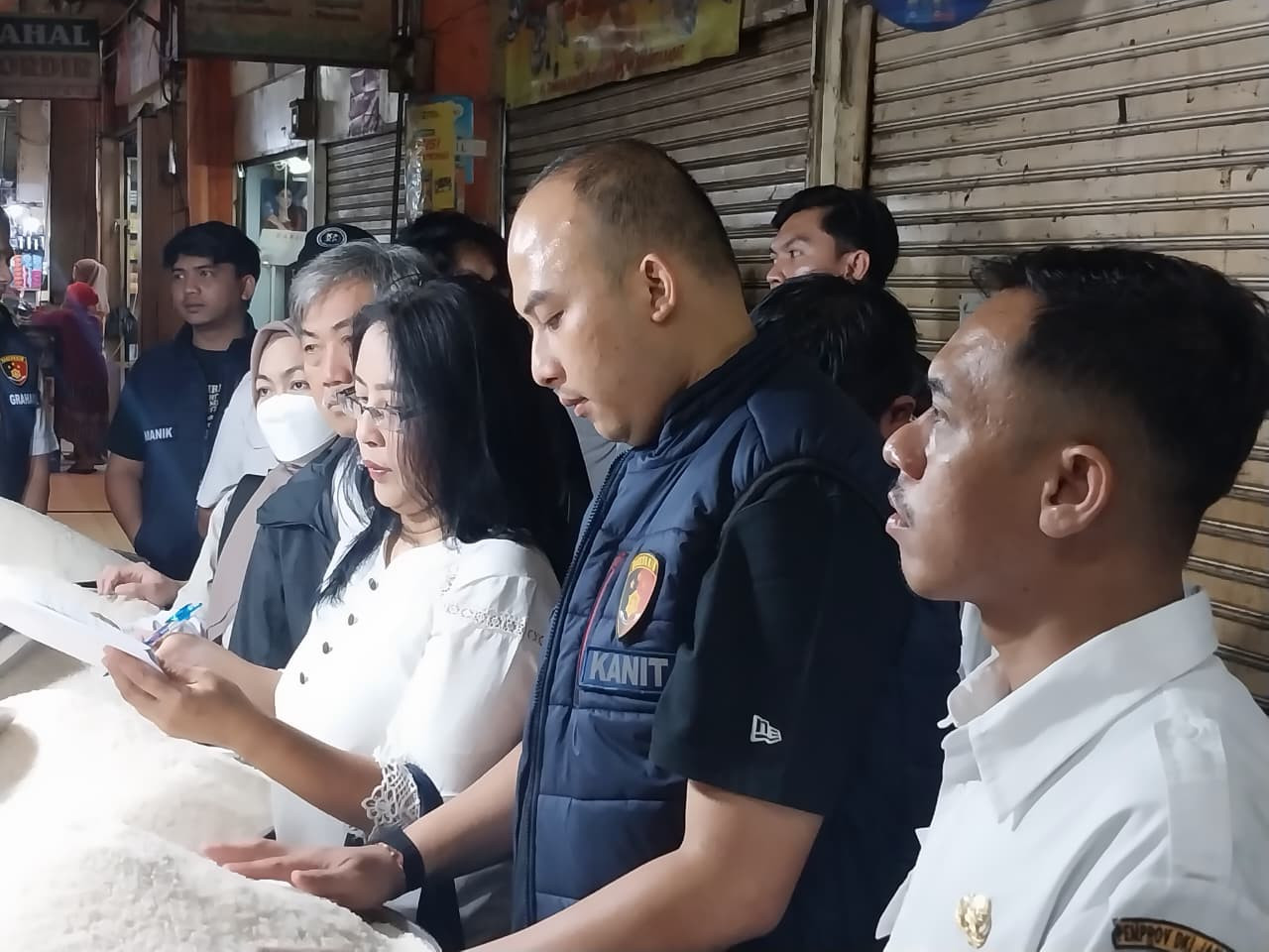 Satgas Saber Polda Metro Jaya Cek Harga dan Ketersediaan Bapokting di Pasar Jakarta Barat Jelang Idul Fitri