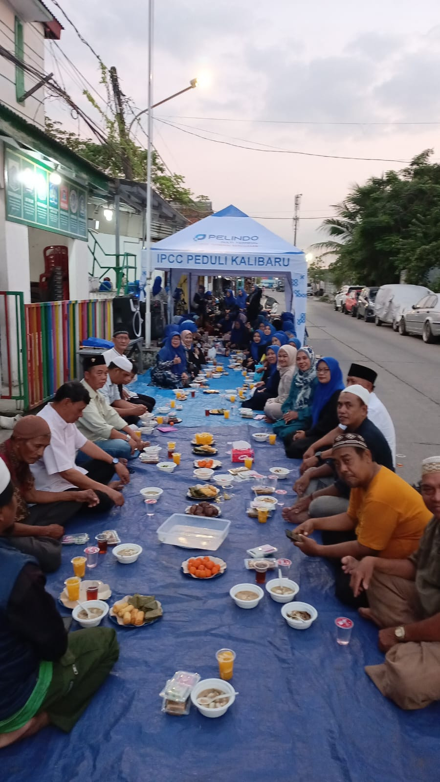 Hangatnya Kebersamaan, Warga RW 08 Gelar Buka Puasa Bersama di Hari ke-23 Ramadhan