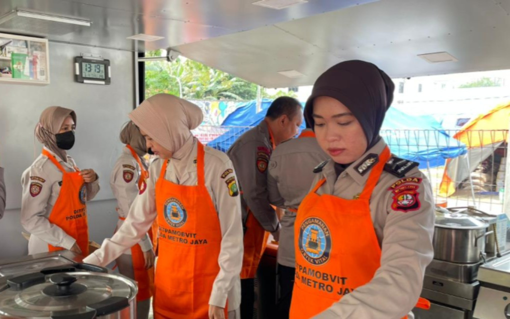 Dapur Lapangan Ditpamobvit Polda Metro Jaya Hadir untuk Warga Terdampak Kebakaran Kemayoran