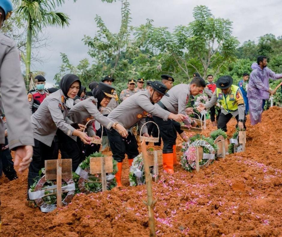 Penuh Duka dan Penghormatan, Polda Sumbar Antar 24 Korban Bencana ke Peristirahatan Terakhir
