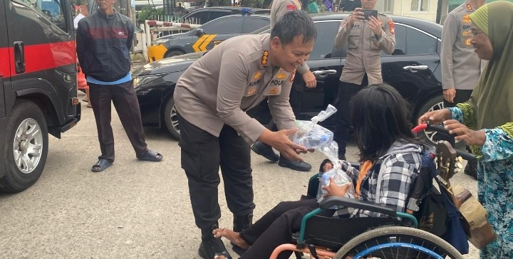 Ramadhan Peduli "Kapolres Berbagi Takjil Untuk Berbuka Puasa Warga Medansatria"