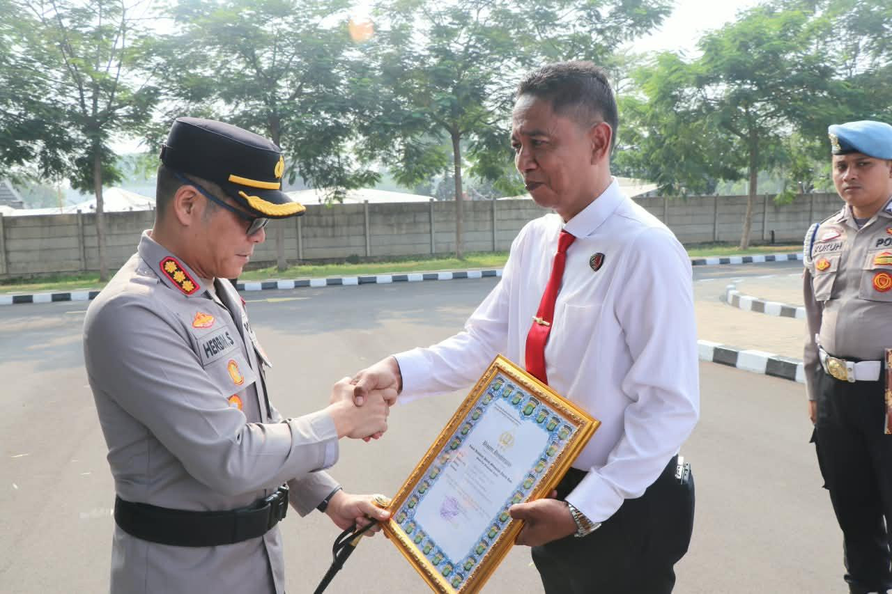 12 Personel Polres Metro Tangerang Kota Terima Penghargaan Kapolda atas Pengungkapan 25 Kg Sabu