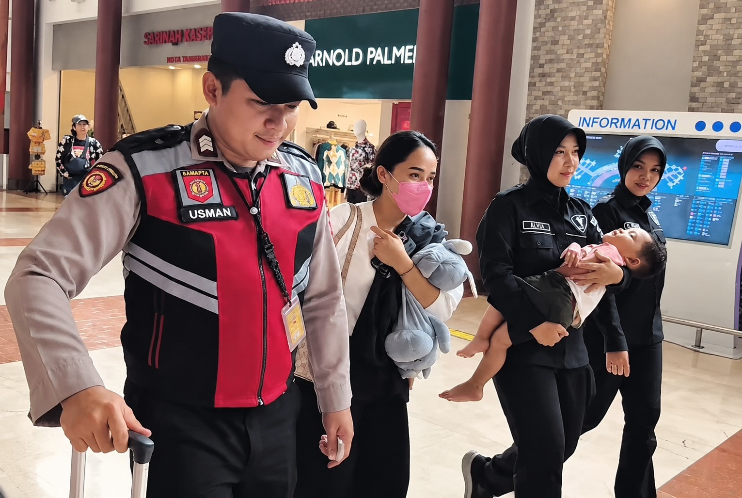 Polisi Dampingi Ibu dan Balita Terkendala Perjalanan di Bandara Soekarno-Hatta