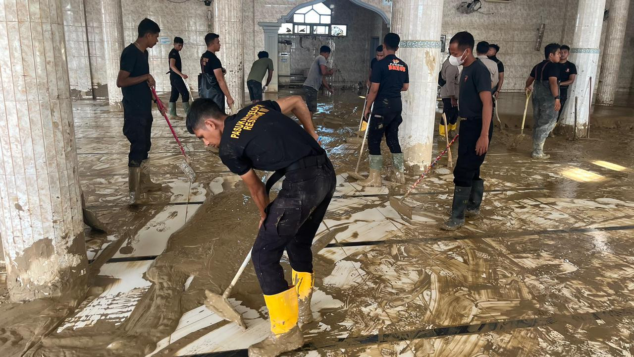 Usai Dibersihkan Personel Polri, Masjid Terdampak Bencana di Aceh Kini Bisa Dipakai Warga