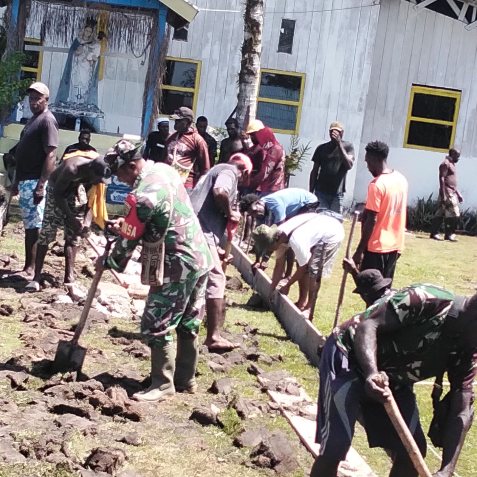Perkokoh Kemanunggalan, Babinsa Koramil Kokonao Bersama Warga Binaan Gotong Royong Cor Jalan Gereja