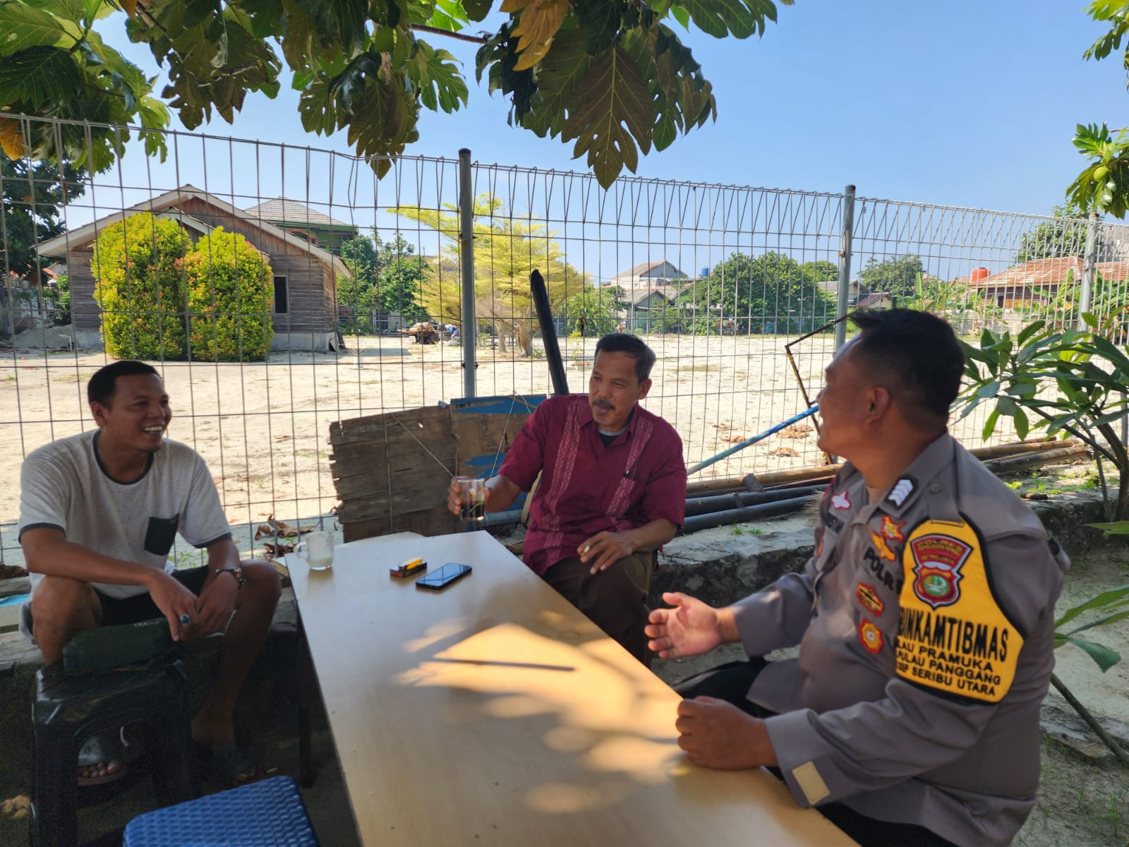 Bhabinkamtibmas Pulau Pramuka Sosialisasikan Layanan Polisi 110, Ajak Warga Jaga Kamtibmas