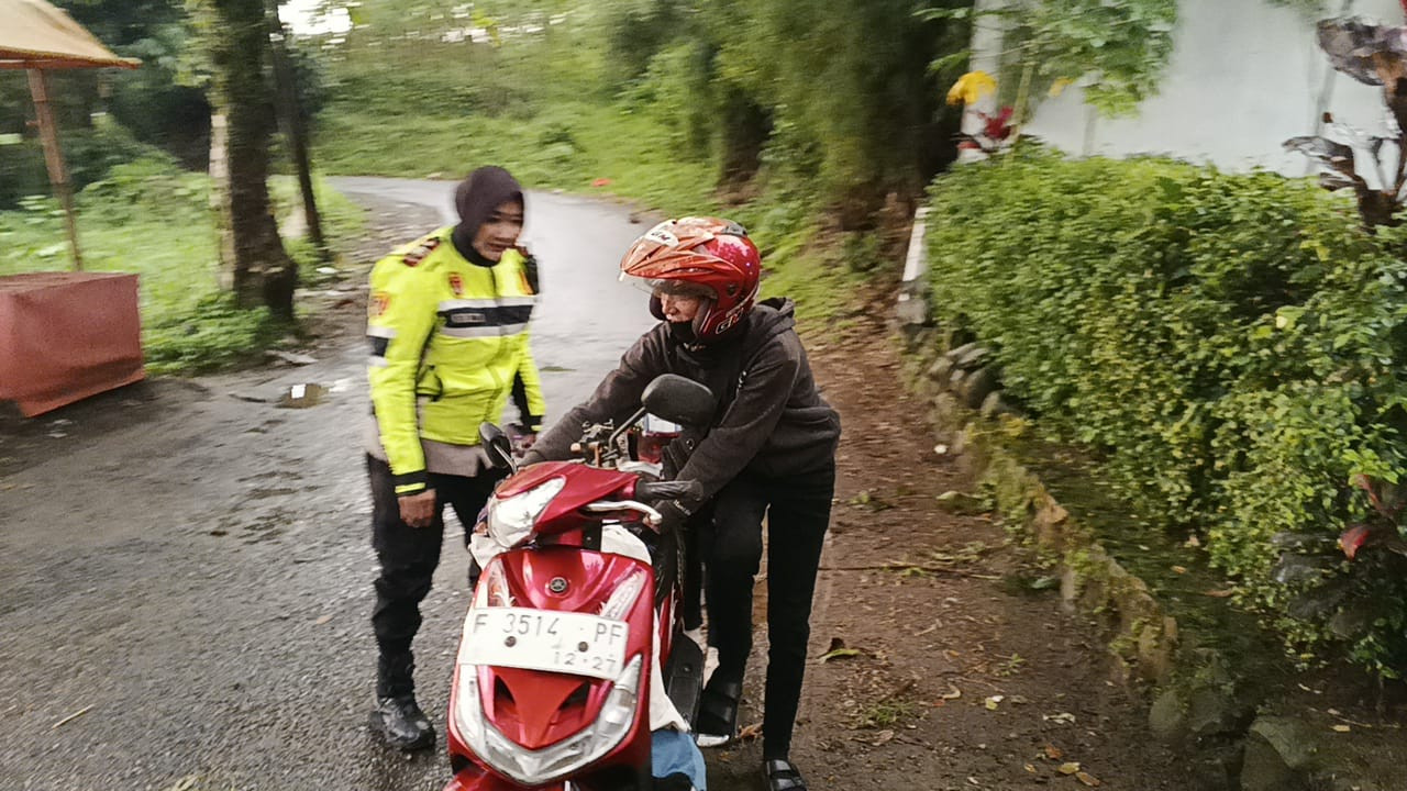 Aksi Sigap Kapolsek Megamendung, Motor Pemudik Mogok di Jalur Alternatif Langsung Ditangani