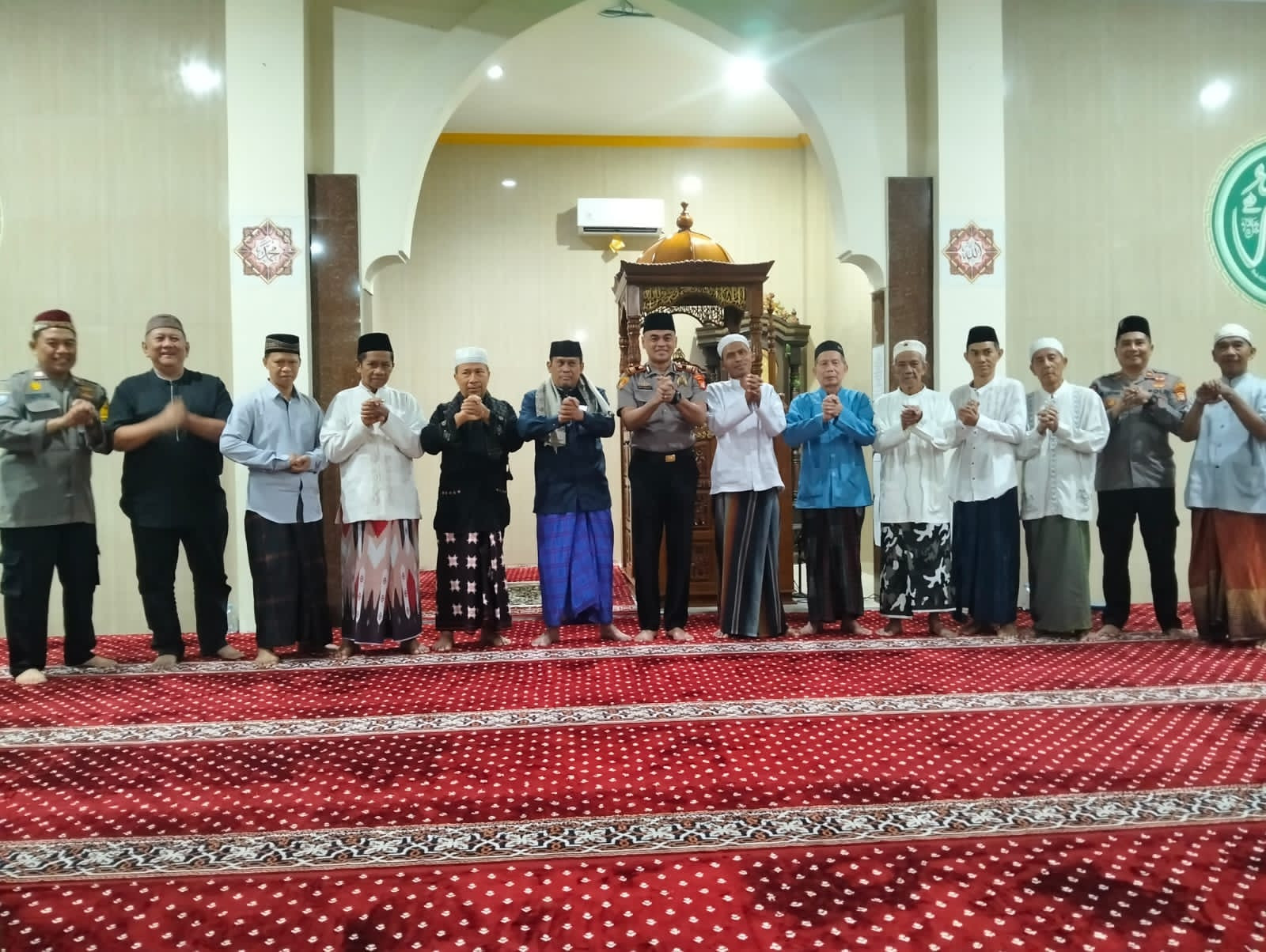 Polisi Bersama Masyarakat, Kapolsek Bekasi Barat Sholat Subuh Keliling di Masjid Al Ikhlas Kranji