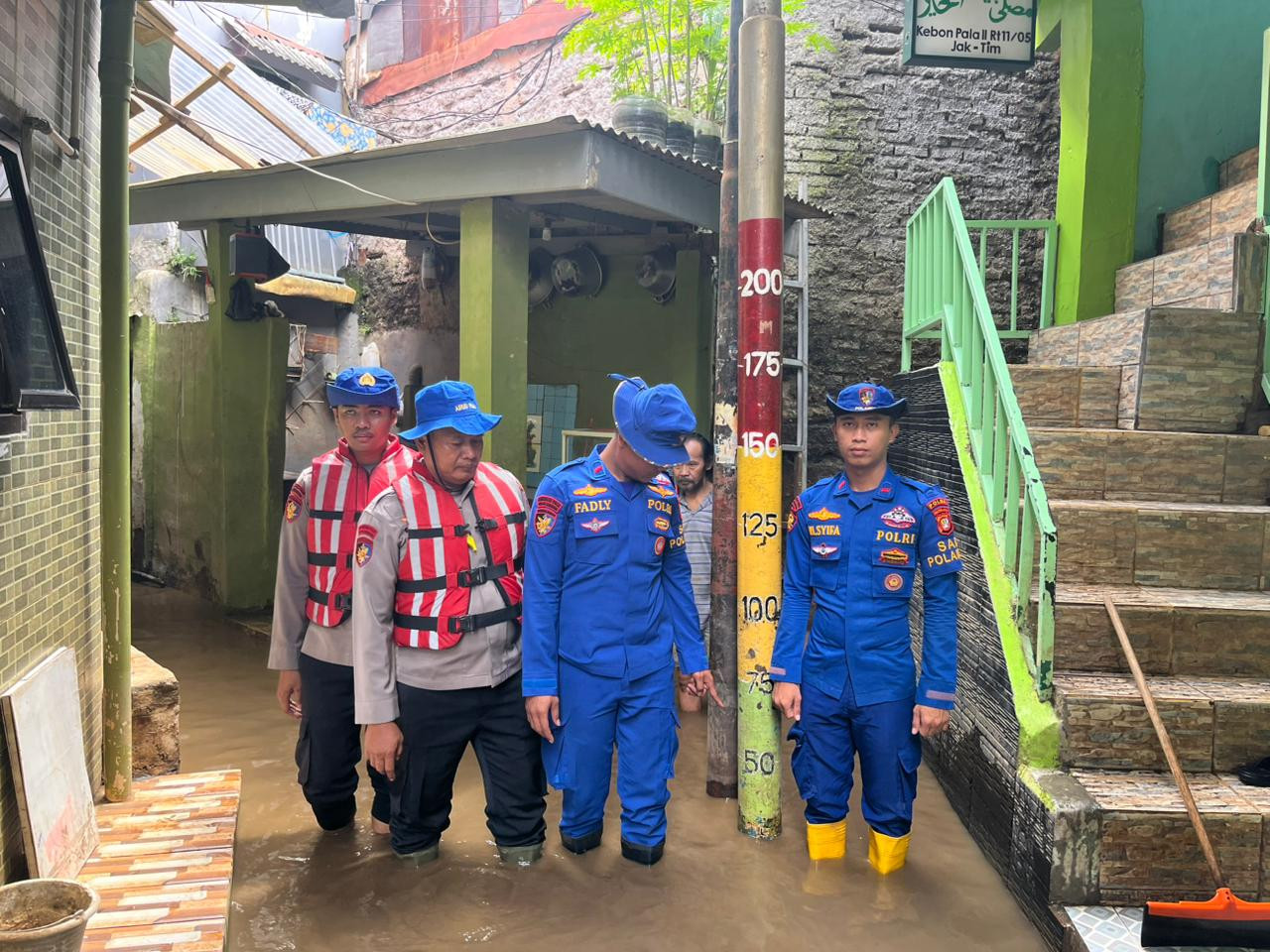 Tim SAR Ditpolairud Polda Metro Jaya Bersihkan Rumah dan Mushola Terdampak Banjir di Kebon Pala