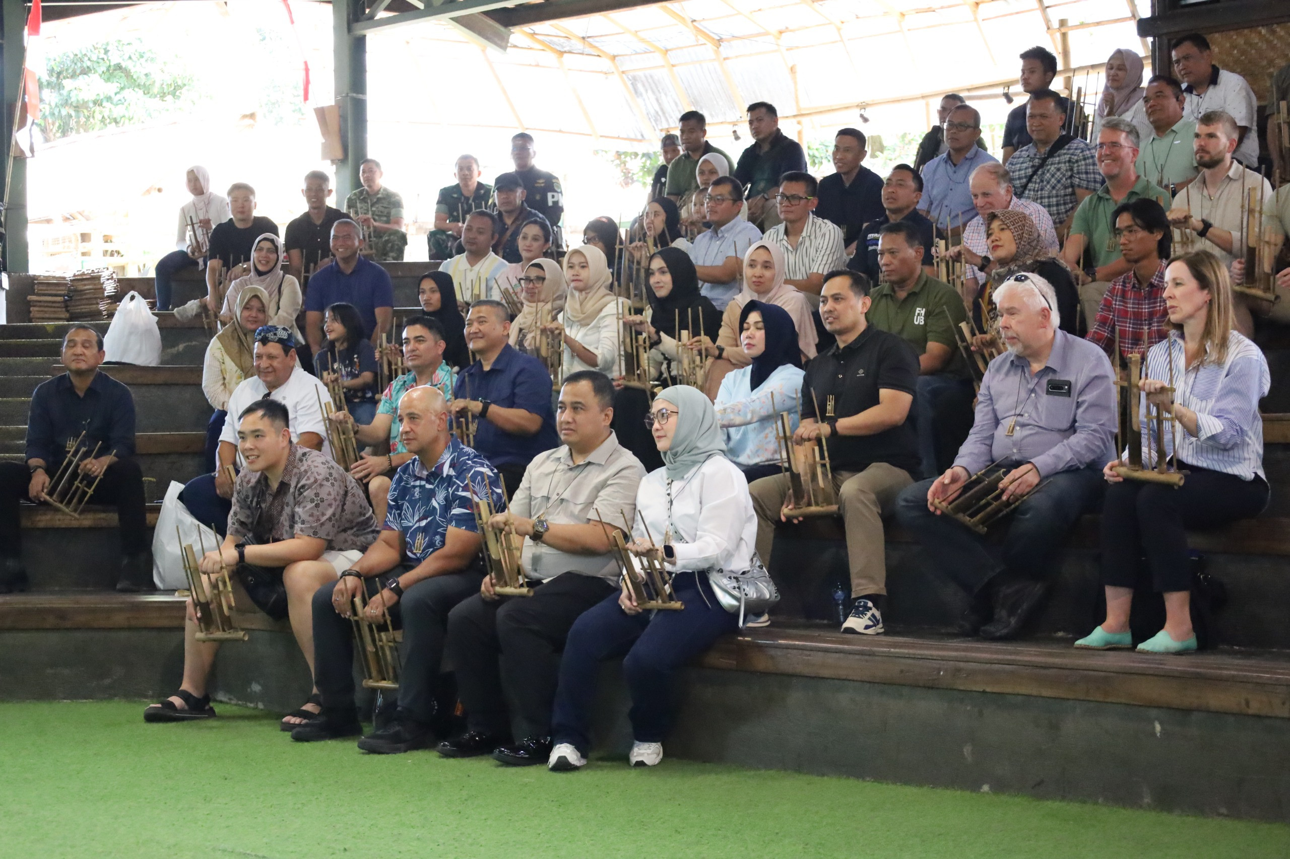 Culture Day_ Peserta Staffex SGS 2026 Ulik Budaya Indonesia Di Saung Angklung Udjo