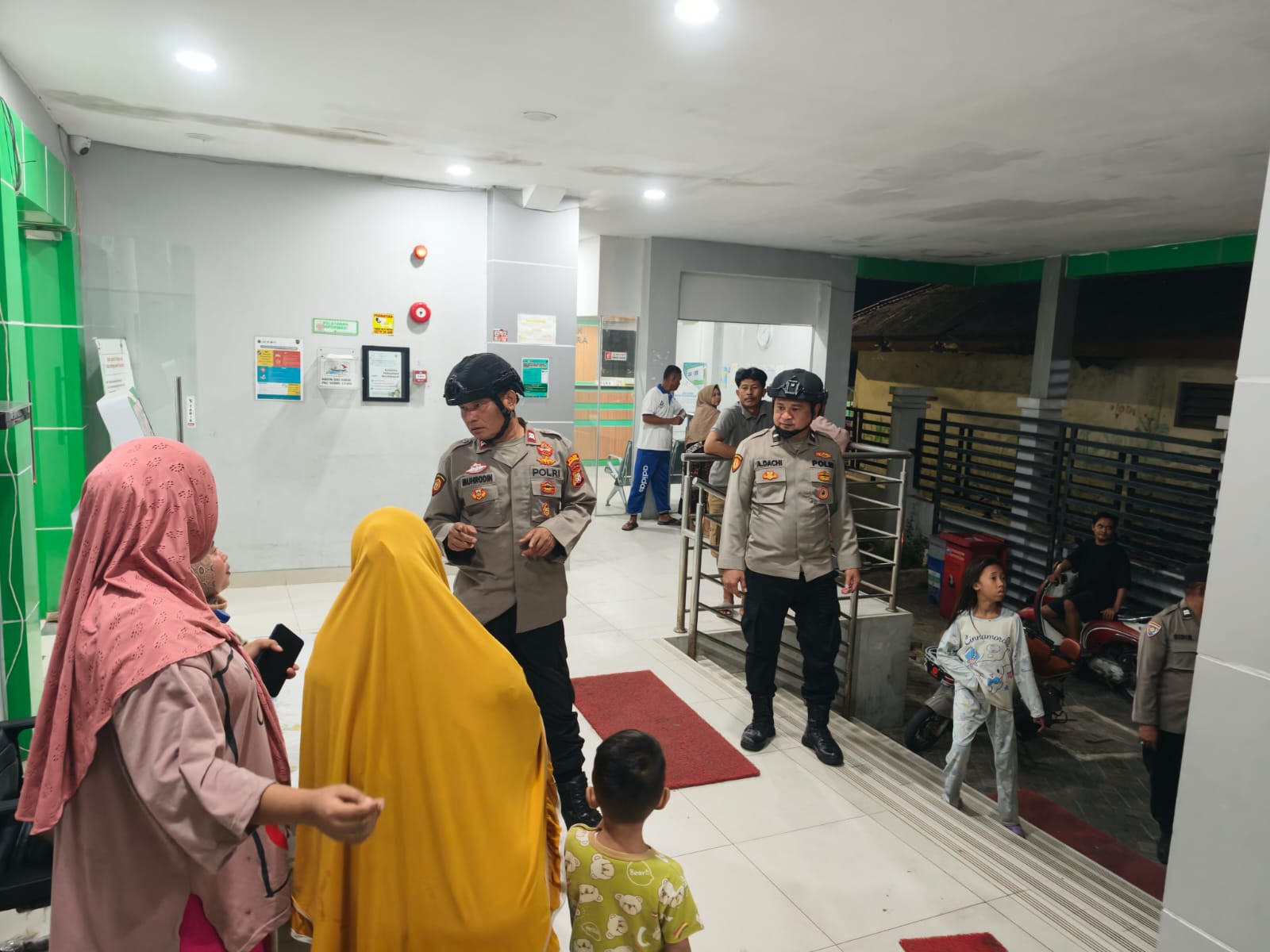 Patroli Dini Hari Polsek Kepulauan Seribu Utara Sosialisasikan Layanan Polisi 110 dan Antisipasi Kejahatan 3C