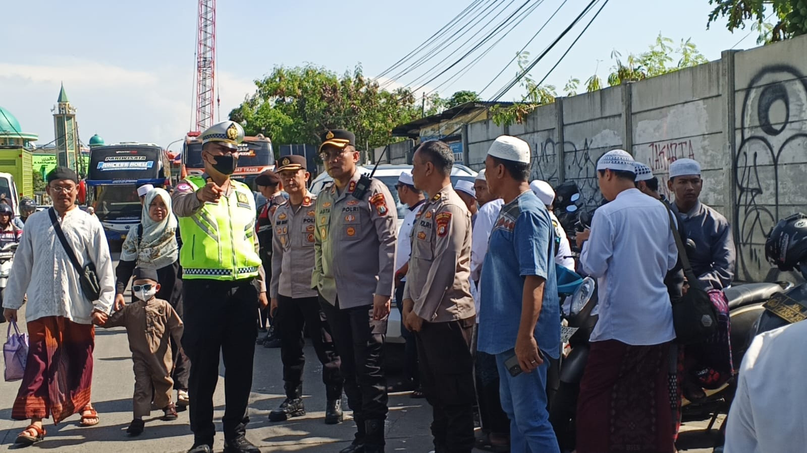 Polisi Kawal Ribuan Jemaah Hadiri Haul Akbar Habib Husein Alaydrus ke-278 di Luar Batang, Pengamanan Berjalan Kondusif