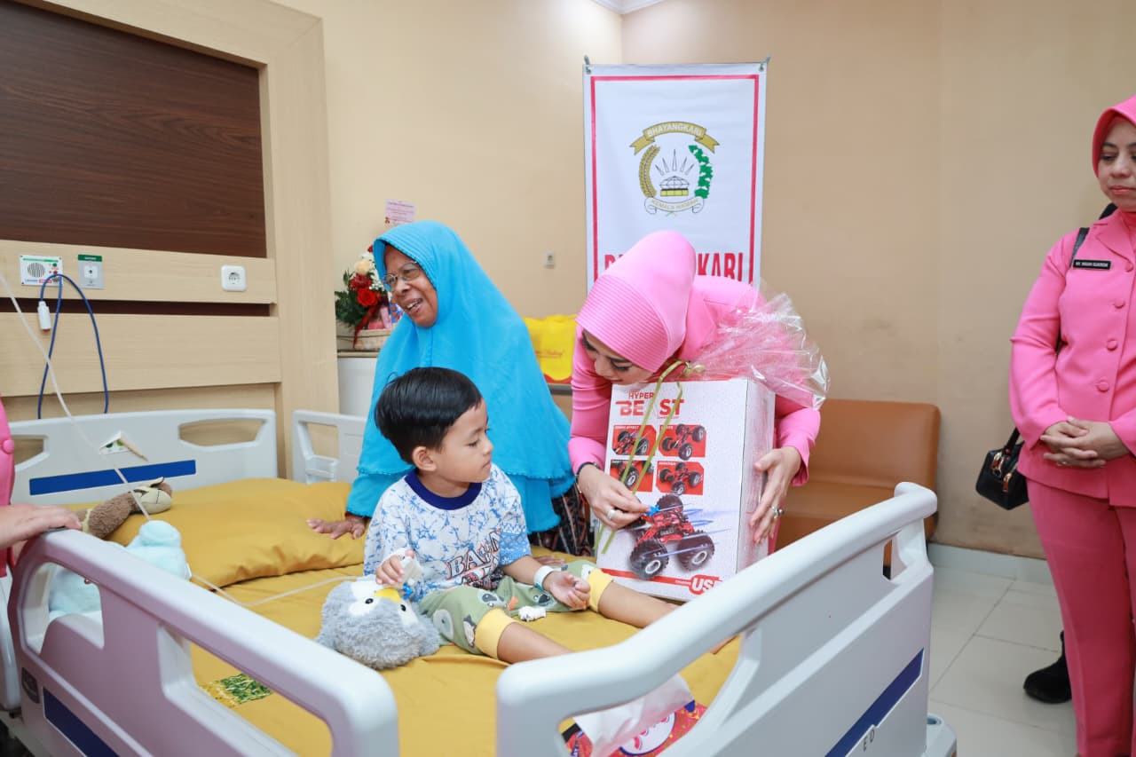 Bertemu Saat Banjir Rob Sei Tabuk, Kapolda Kalsel Berikan Bantuan Biaya Pengobatan Anak Yatim Piatu Korban Laka Lantas