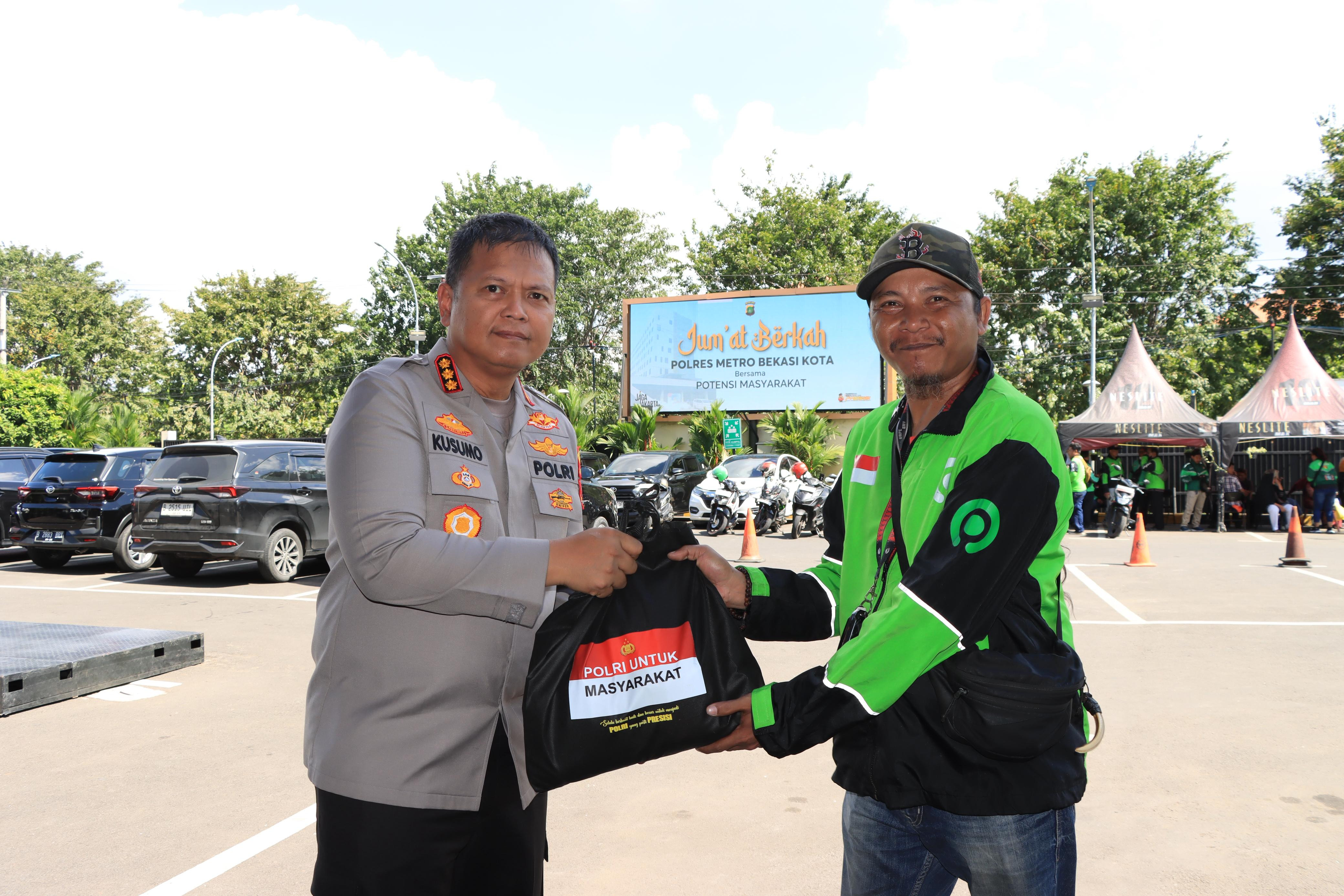 Pererat Silaturahmi, Kapolres Metro Bekasi Kota Pimpin Kegiatan Jumat Berkah Bagi Sembako Kepada Potensi Masyarakat
