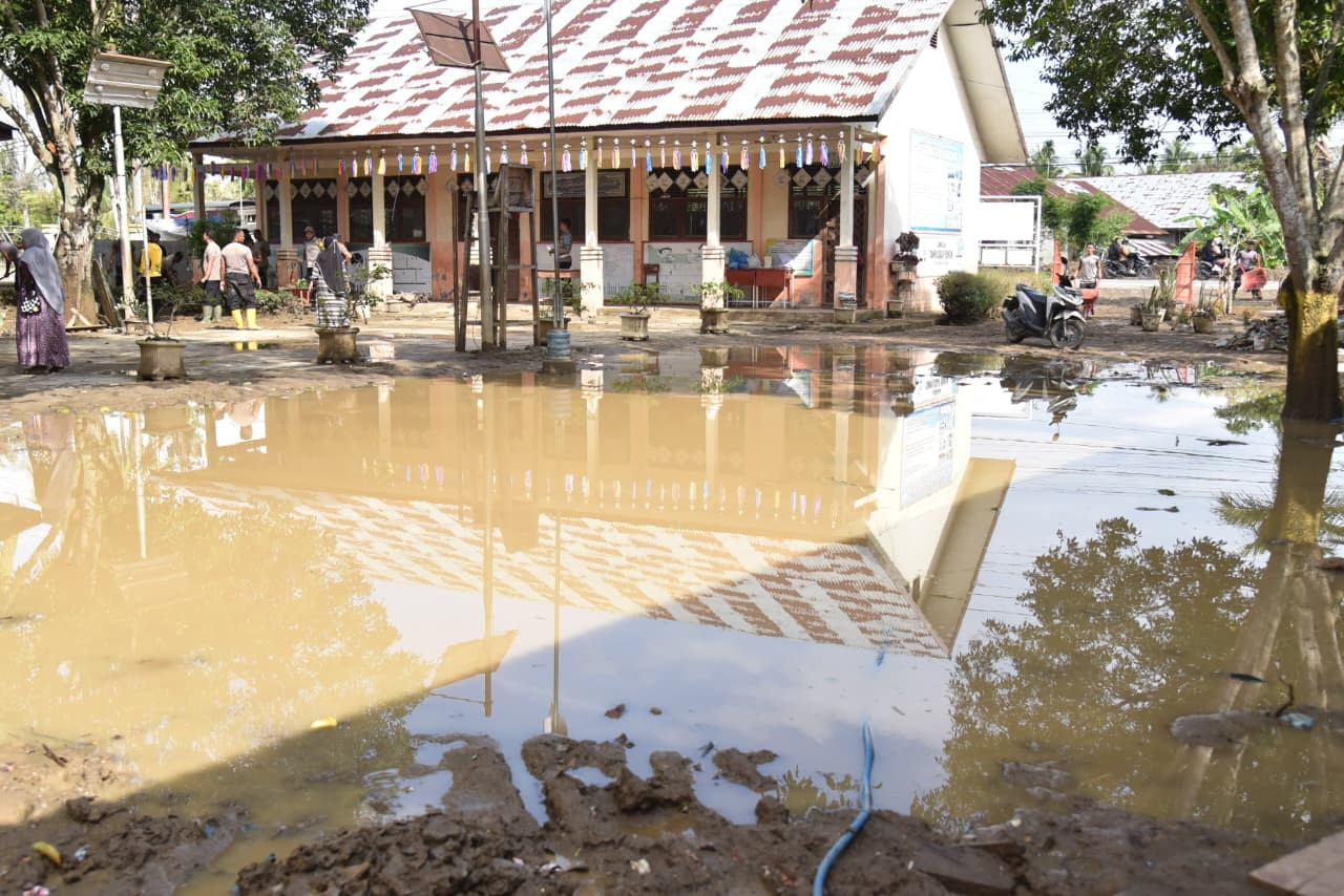Pulihkan Sekolah Pascabanjir Bandang, Polres Bireuen Gotong Royong Bersihkan SD Negeri 11 Kutablang
