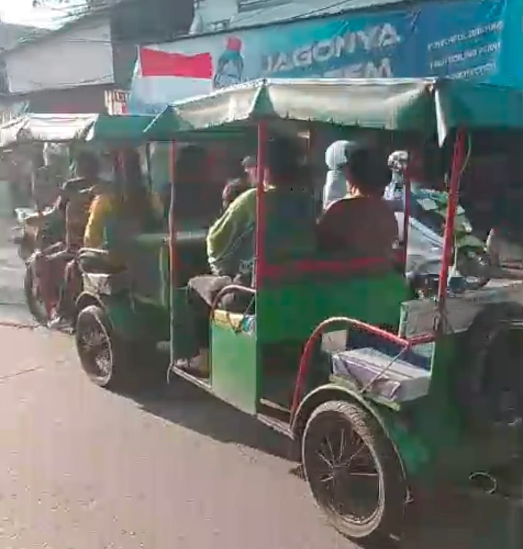 Odong-Odong Melintas di Jalan Raya Cilincing, Dinilai Berbahaya dan Berpotensi Melanggar Aturan Lalu Lintas