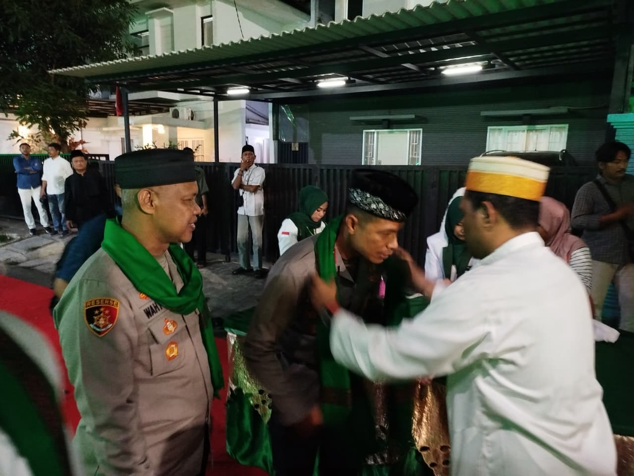 Dampingi Wakapolres, Kapolsek Pondok Gede Pastikan Maulid Akbar Berjalan Aman dan Kondusif