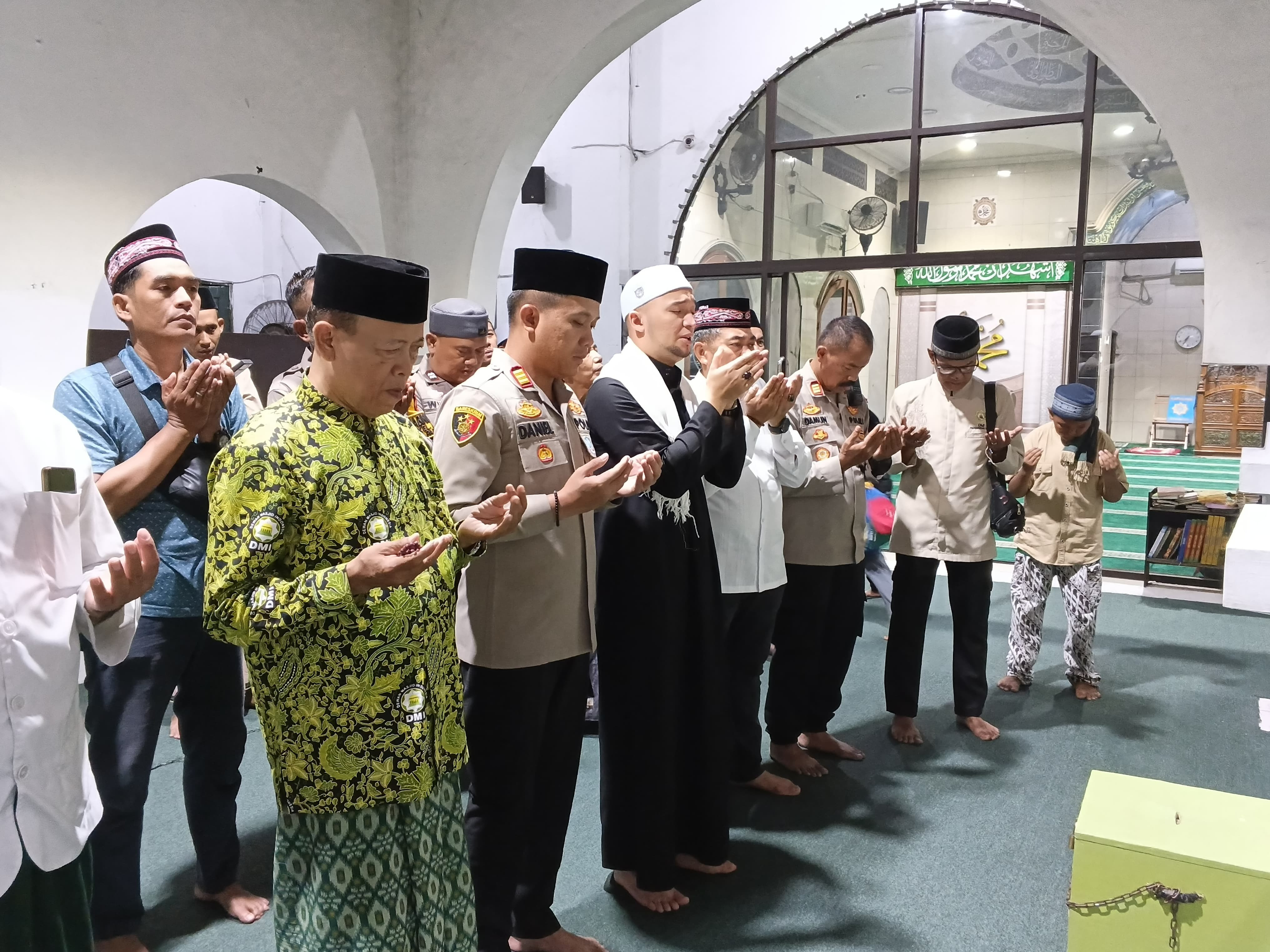 Kapolsek Pademangan Jalin Silaturahmi dengan Tokoh Agama di Masjid Kramat Kampung Bandan