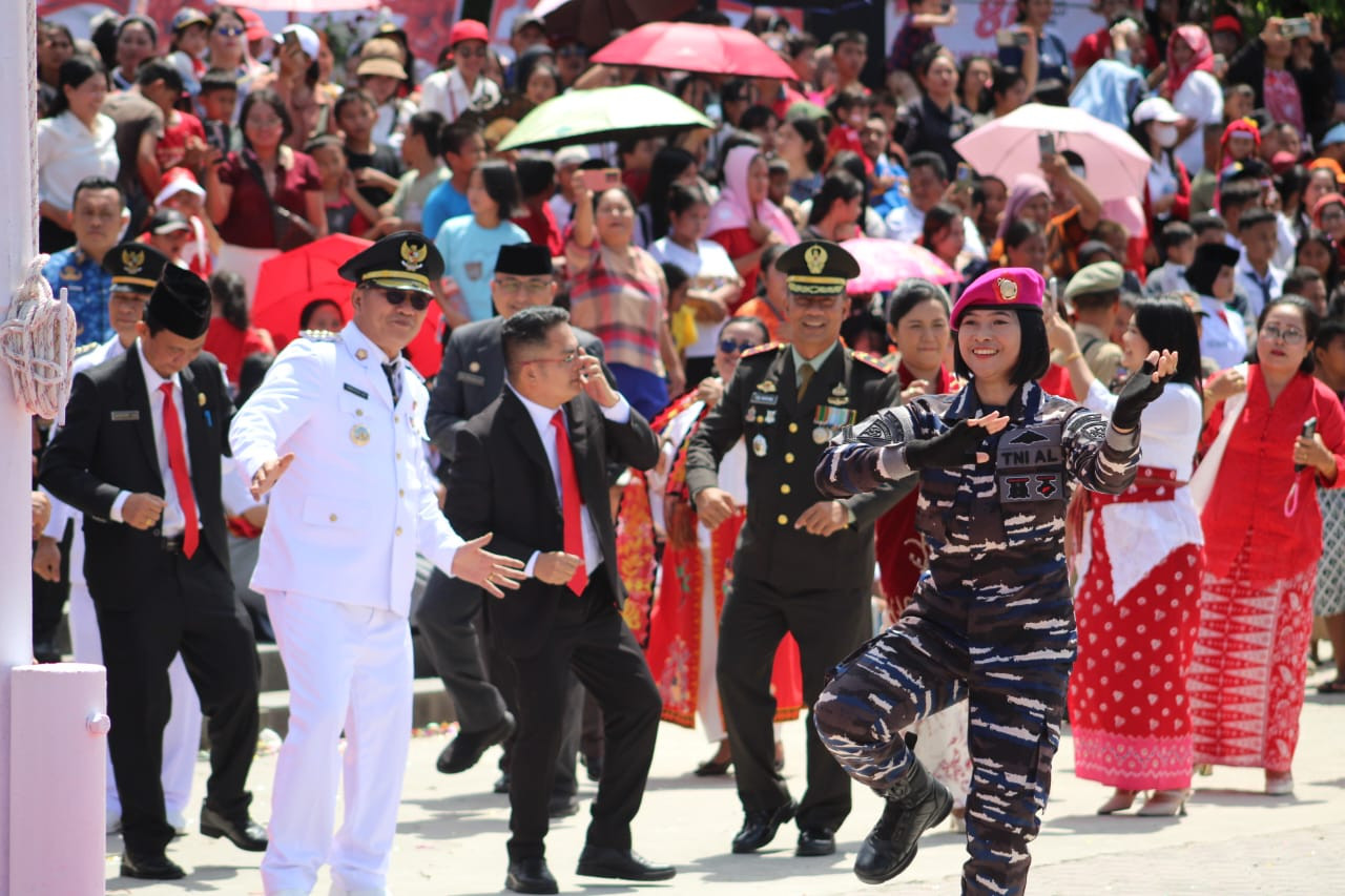 Lanal Nias Pukau Tamu Undangan di Upacara HUT Ke-81 RI, Komandan Lanal Bersama Forkopimda Nias Selatan Joget Bersama Tarian Kreasi