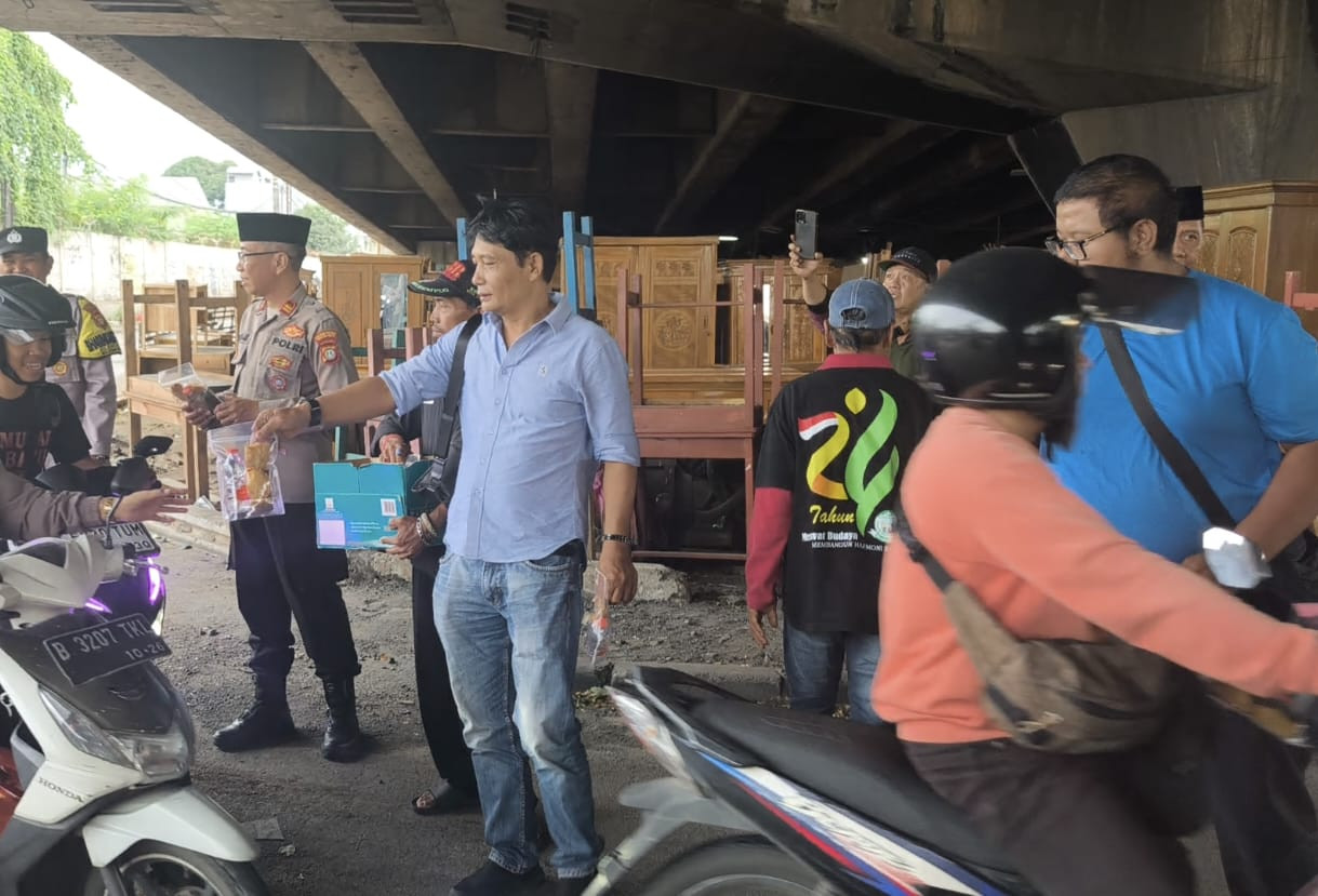 Berbagi Berkah Ramadhan, Polsek Bekasi Barat Bagikan Ratusan Paket Takjil di Kranji