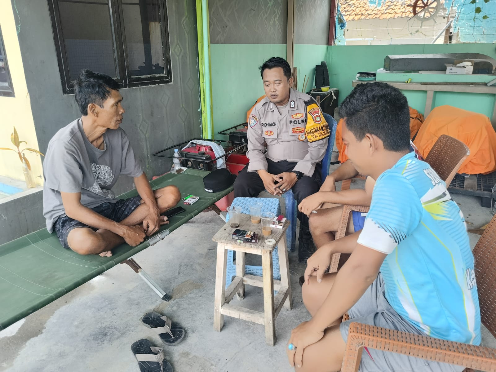 Bhabinkamtibmas Pulau Pari Sambangi Warga, Sosialisasikan Layanan Polri 110 dan Perkuat Kamtibmas