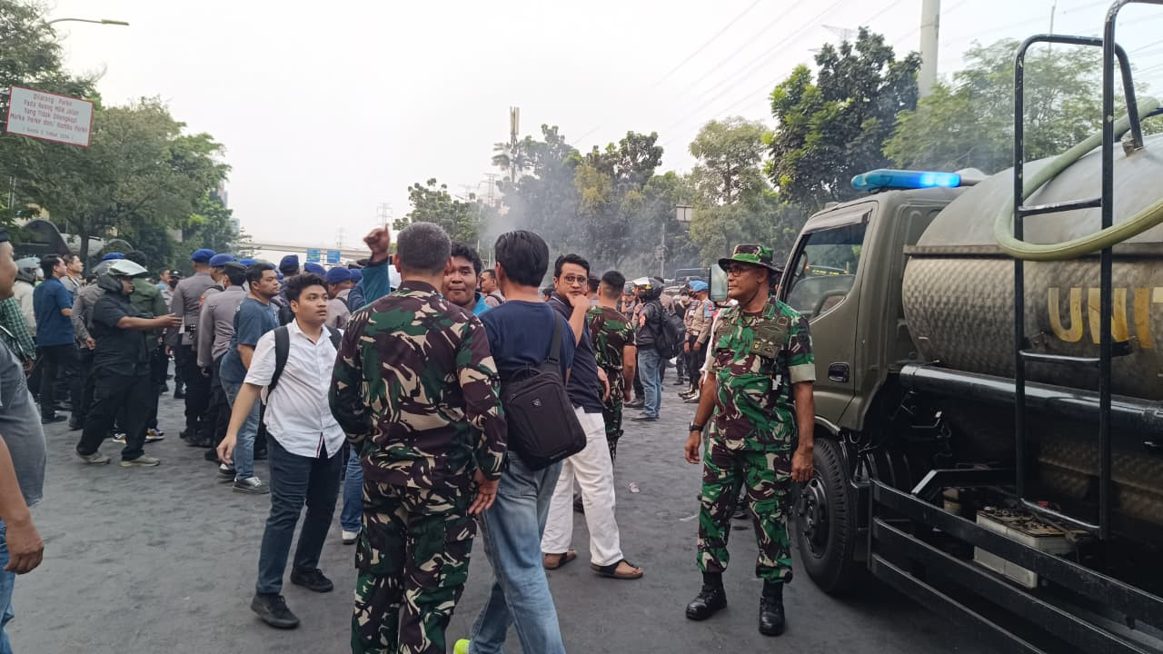 Kesigapan Denmadam Jaya Kerahkan Mobil Water Tank Padamkan Api Saat Aksi Demo di Depan UKI