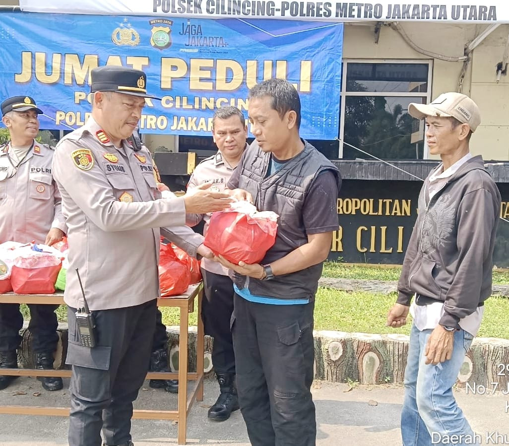 Polsek Cilincing Gelar Jumat Peduli, Bagikan 40 Paket Sembako untuk Warga