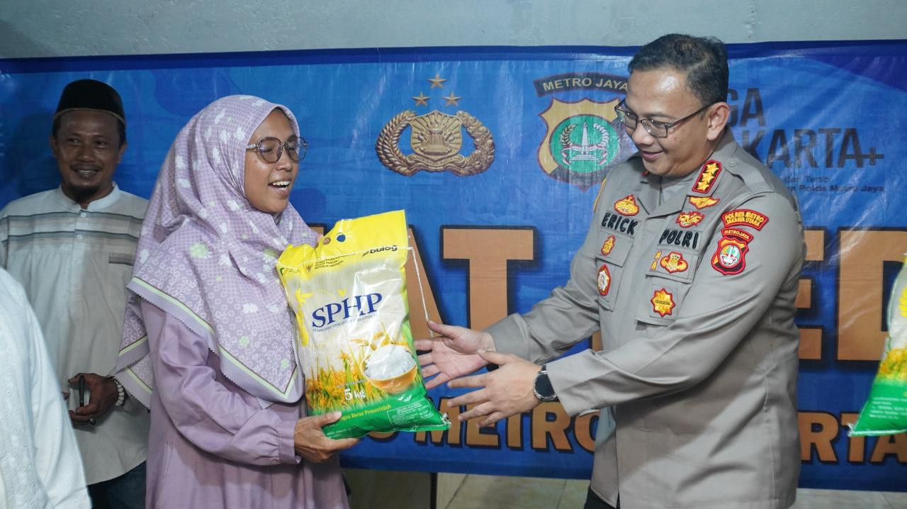 Kapolres Metro Jakarta Utara Salurkan Bantuan Beras dalam Program Jumat Peduli di Sungai Bambu