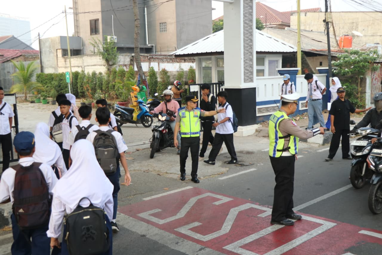 Kapolres Metro Tangerang Kota Turun Langsung Atur Lalu Lintas Pagi, Pastikan Kelancaran Aktivitas Warga
