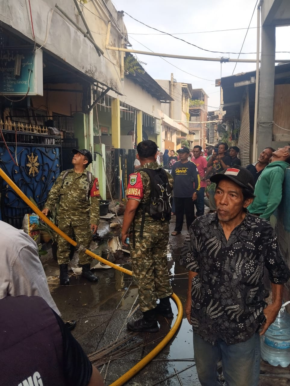 Kebakaran Rumah di Kelapa Gading Barat, Koramil 06/Kelapa Gading dan Kodim 0502/JU Kerahkan Water Tank Bantu Damkar