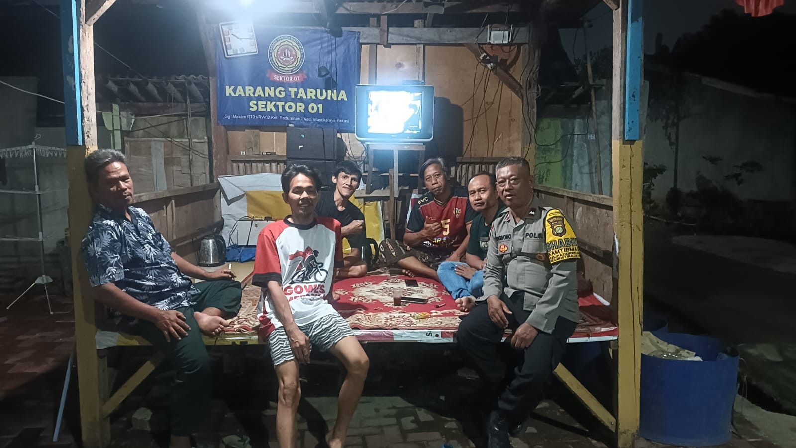 Antisipasi Kejahatan Jalanan Malam Hari, Bhabinkamtibmas Polsek Bantargebang Sambangi Pos Satkamling Padurenan