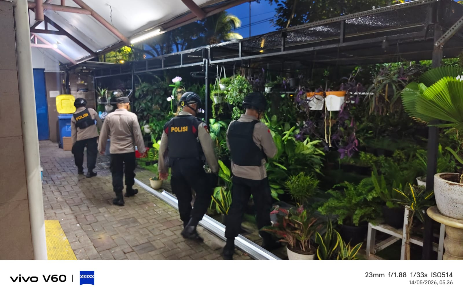 Polres Metro Tangerang Kota Lakukan Pengamanan dan Sterilisasi Gereja Saat Kenaikan Isa Almasih, Jemaat Beribadah Khusyuk