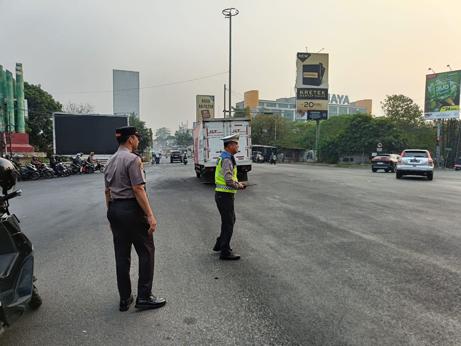 Polisi Hadir Ditengah Masyarakat, Gatur Lalin Pagi Wujudkan Pelayanan Humanis
