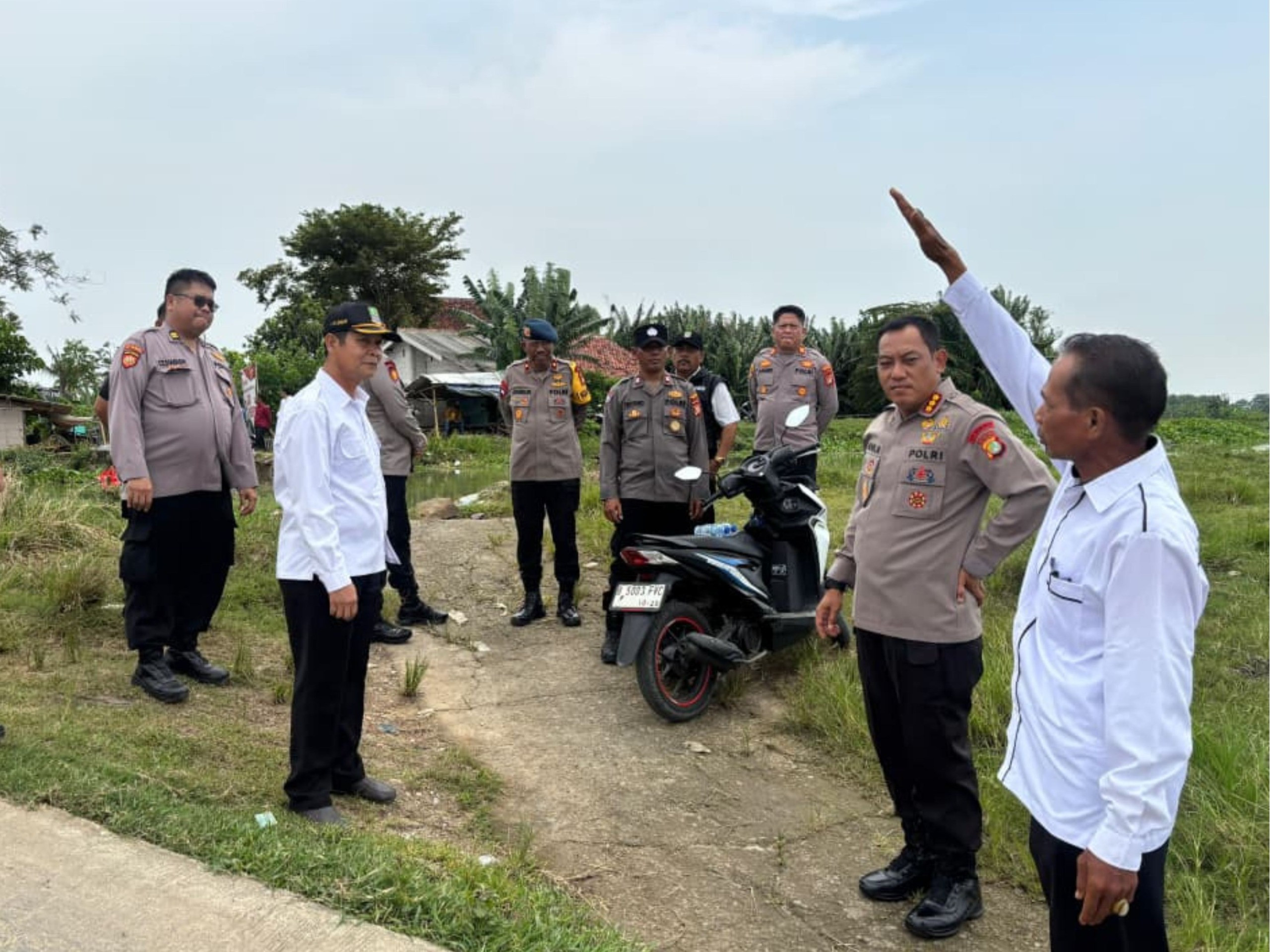 Dansat Brimob Polda Metro Jaya Hadir Dukung Program Kapolda Metro Jaya Melalui Peninjauan Rencana Jembatan Desa
