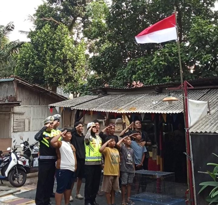 Sambut HUT Ke-81 RI, Polantas Karib PJR BSD Bagikan 81 Bendera Merah Putih kepada Warga